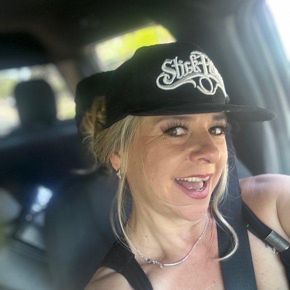 Meet your Poshers , Erin & Darryl - Picture 2 of 7